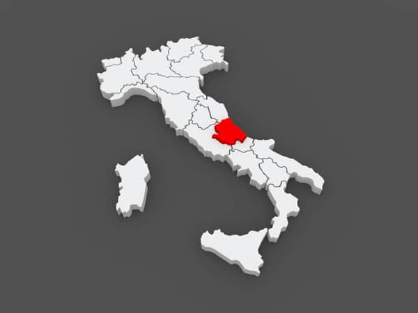 map of italy with the Abruzzo region highlighted in red