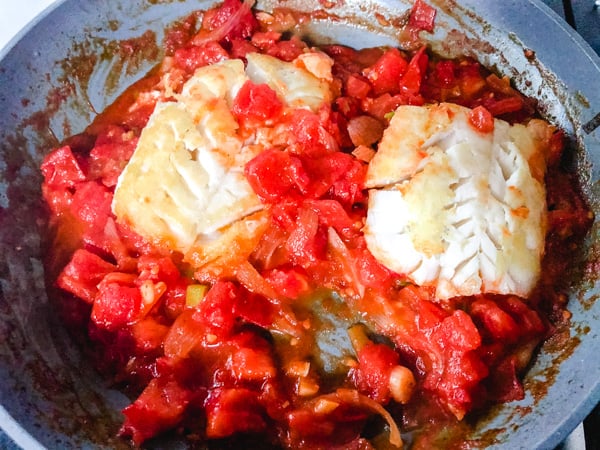 Pan with Vietnamese tomato sauce and 2 fillets of cod